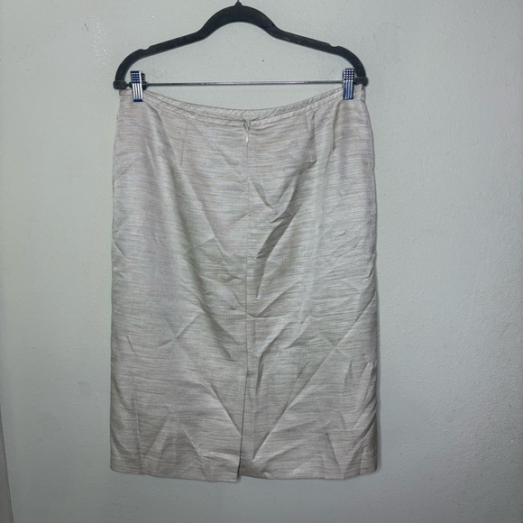 Elegant Women's Cream 2 Piece Suit Size 16 - Picture 11 of 11